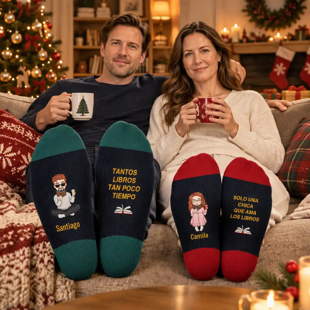 Entre libros, con tu nombre y personaje — Calcetines personalizados para amantes de la lectura