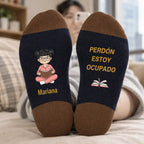 Entre libros, con tu nombre y personaje — Calcetines personalizados para amantes de la lectura