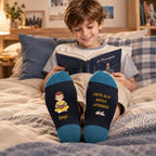 Entre libros, con tu nombre y personaje — Calcetines personalizados para amantes de la lectura
